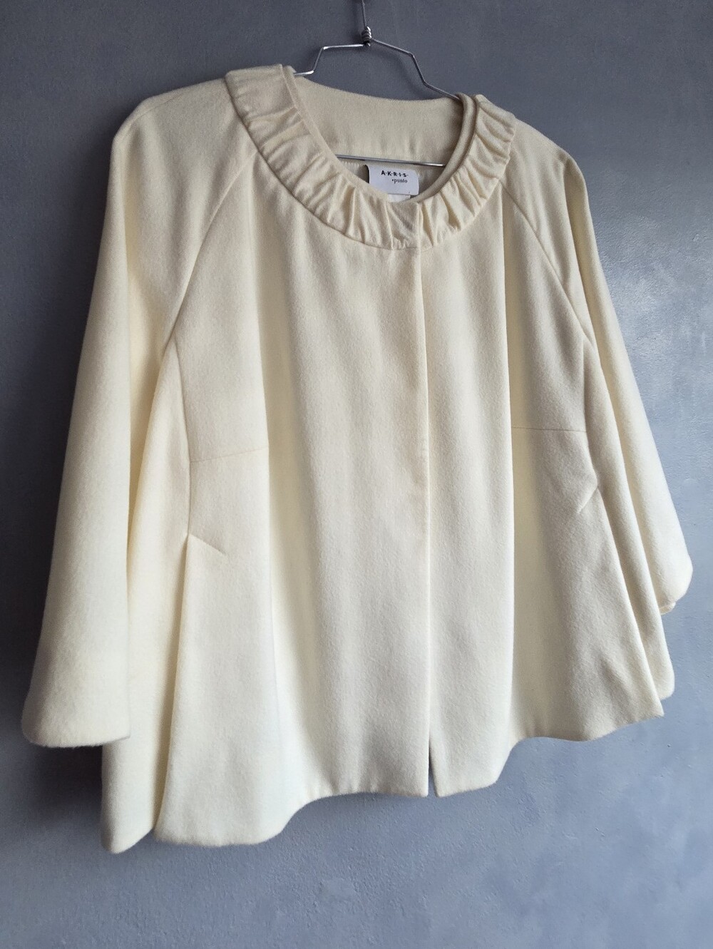 AKRIS PUNTO CREAM CROPPED SHORT CAPE COAT IT 50, US 14  NWOT